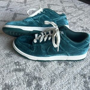 Nike dunk low green velvet size 8